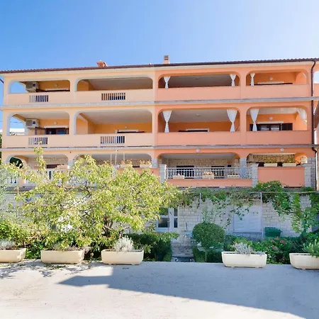 Mirjana B Apartment Lopar
